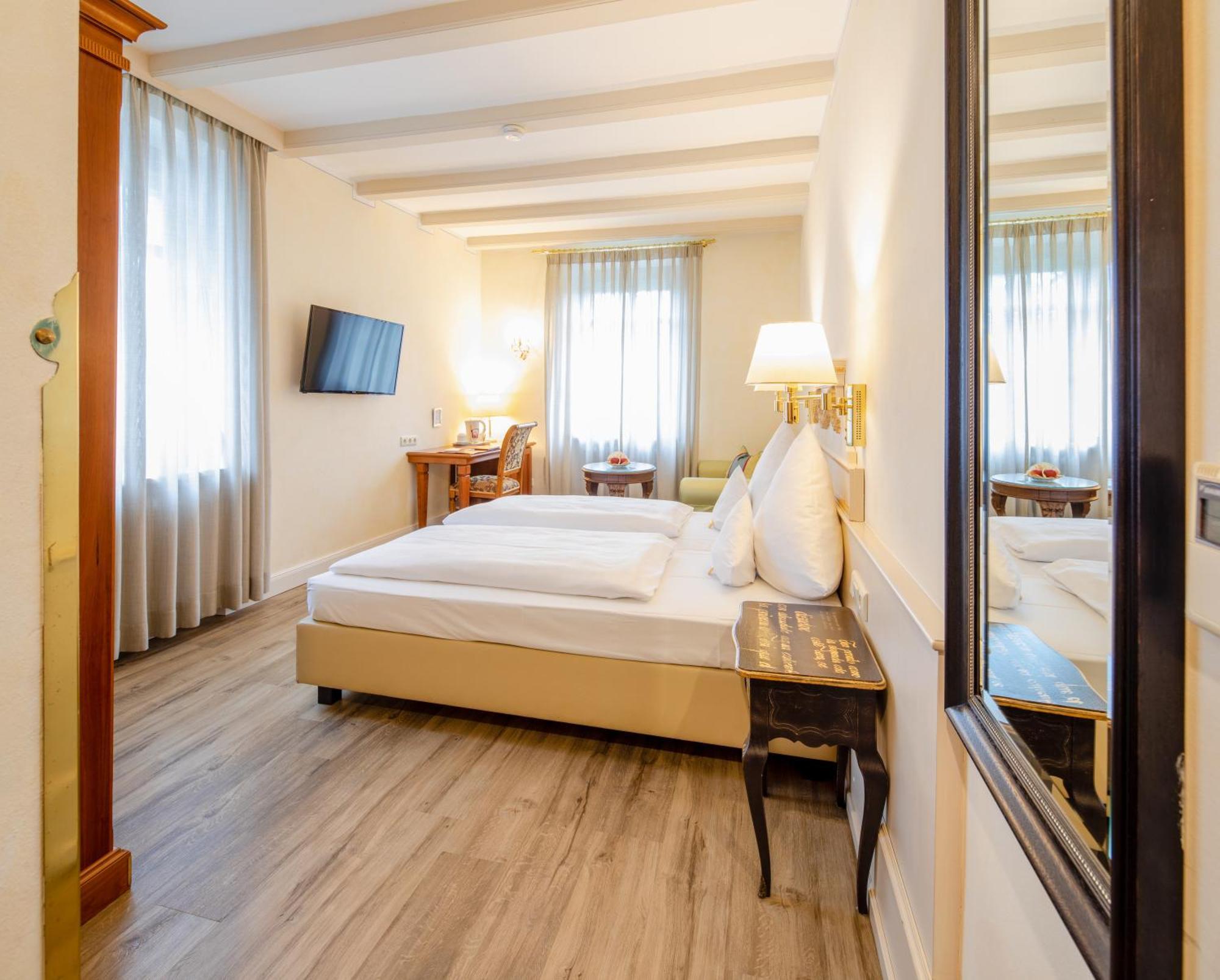 Simones Hotel Fuerstenhof ランツフート エクステリア 写真