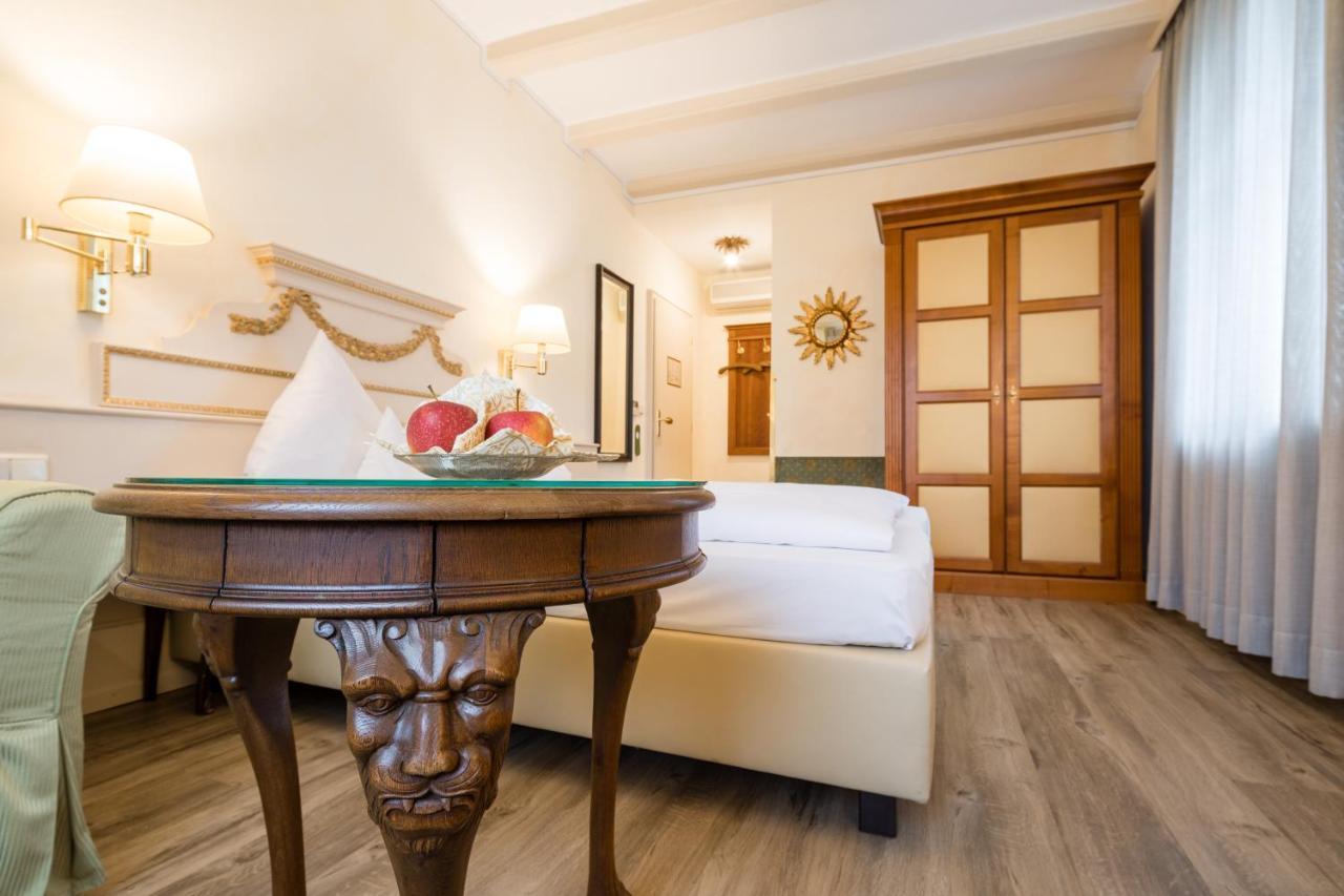 Simones Hotel Fuerstenhof ランツフート エクステリア 写真