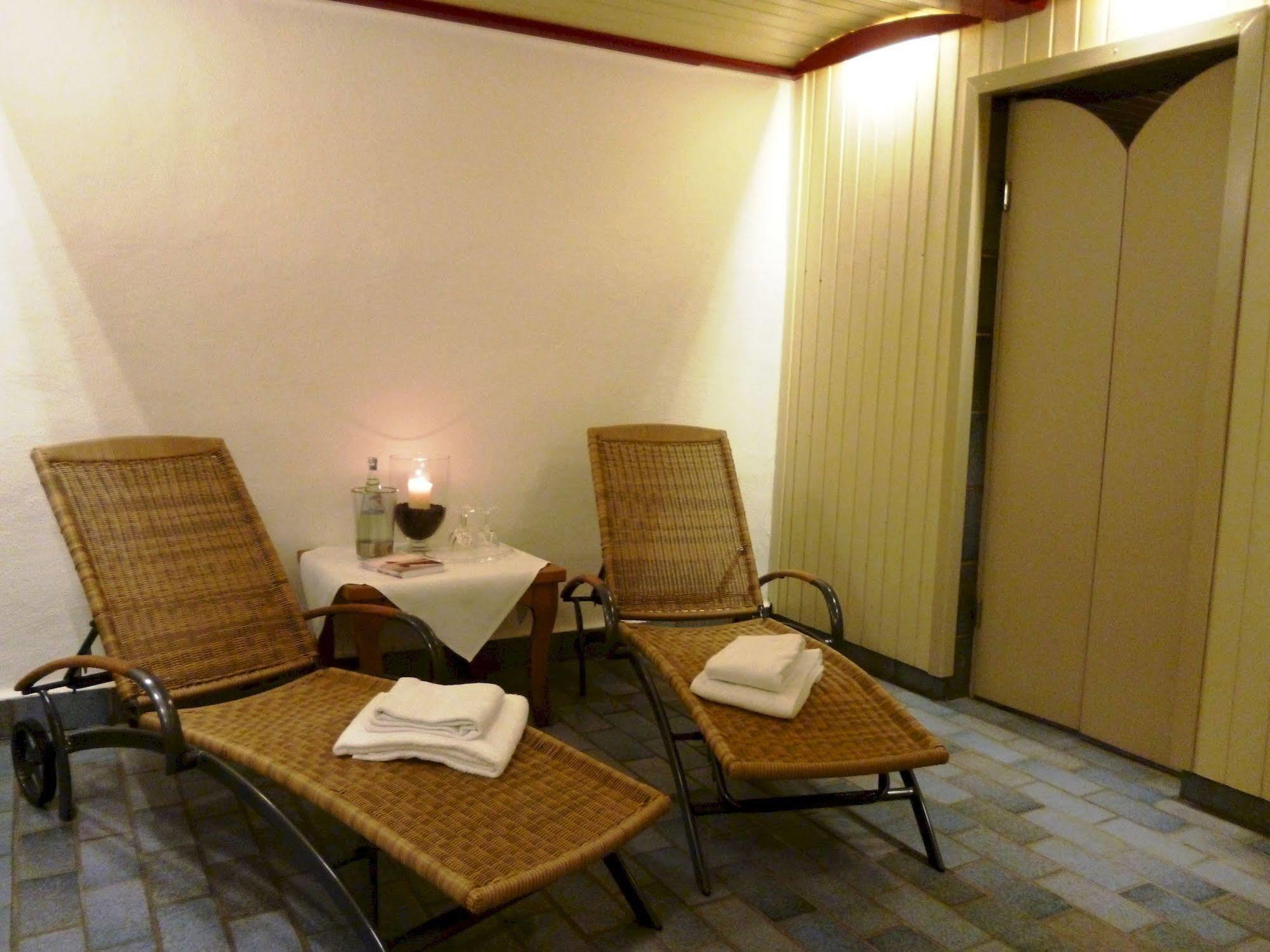 Simones Hotel Fuerstenhof ランツフート エクステリア 写真